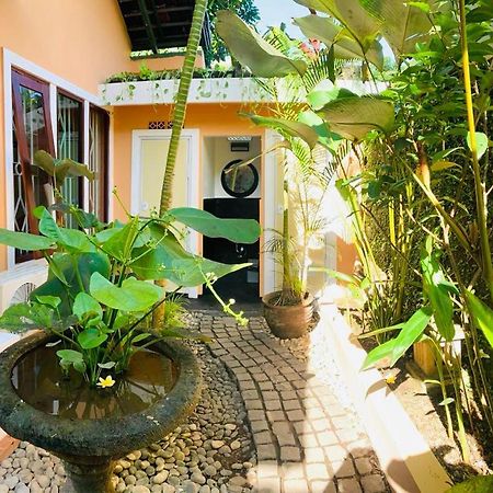 Giri'S Villa Jimbaran 乌干沙 外观 照片