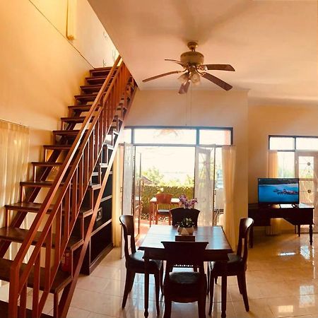Giri'S Villa Jimbaran 乌干沙 外观 照片