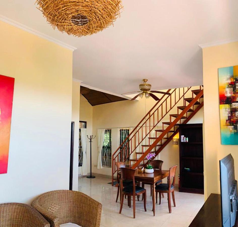 Giri'S Villa Jimbaran 乌干沙 外观 照片