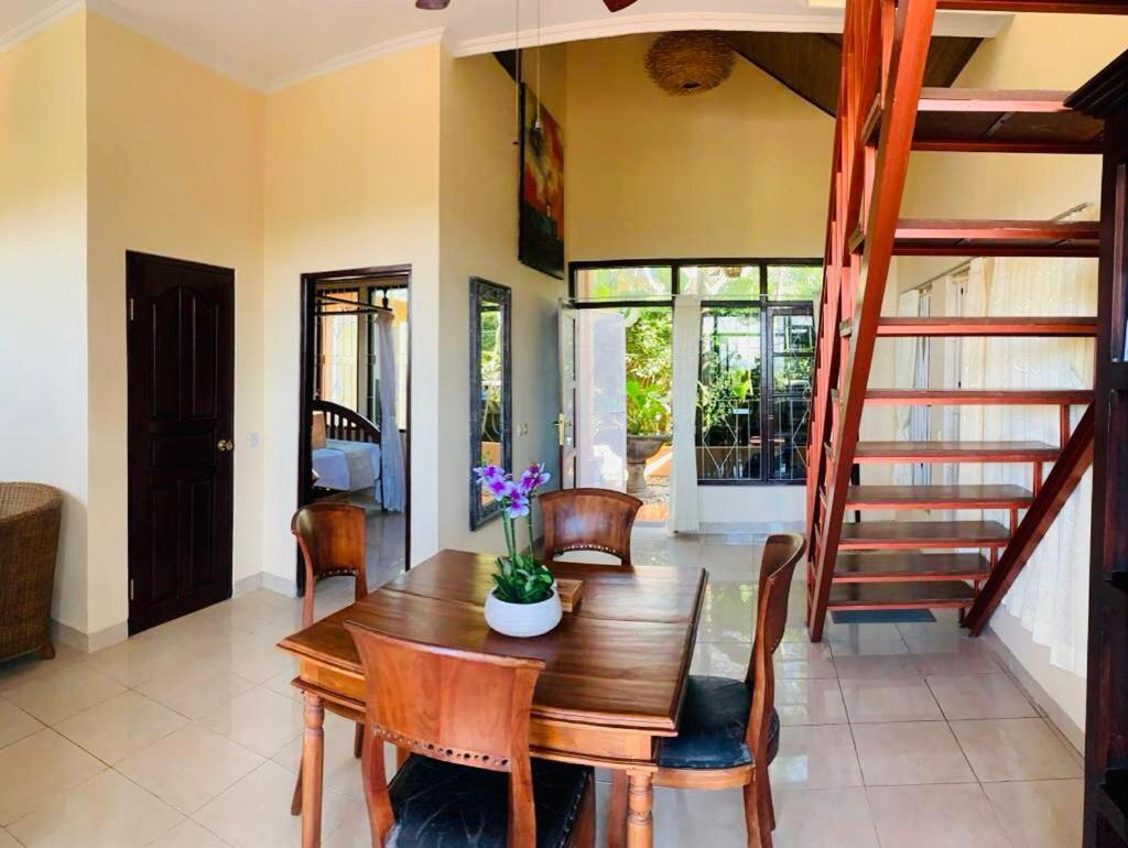 Giri'S Villa Jimbaran 乌干沙 外观 照片