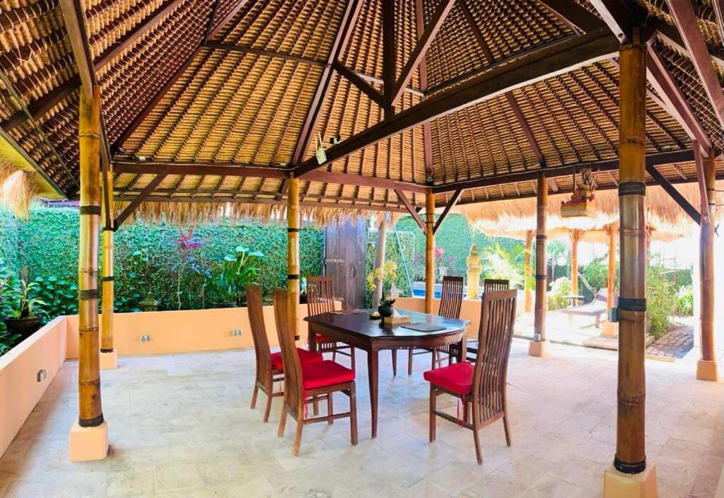 Giri'S Villa Jimbaran 乌干沙 外观 照片